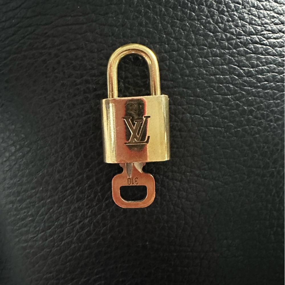 AUTHENTIC LV lock and key 🔐